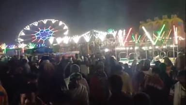 सिराथू: कड़ा में चल रहे कड़क शाह अब्दाल के उर्स मेले के तीसरे दिन भी पहुंचे हजारों ज़ायरीन, चढ़ाई चादरें