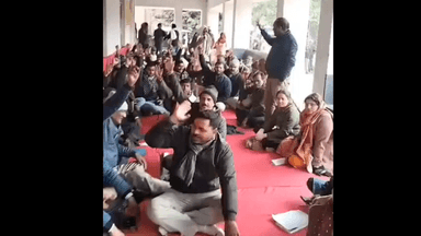 भदोही: भदोही में लेखपालों ने एंटी करप्शन टीम के खिलाफ धरना प्रदर्शन किया, डीएम को सौंपा ज्ञापन