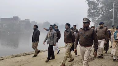 पटेढ़ी बेलसर: CM के प्रगति यात्रा कार्यक्रम की तैयारी का निरीक्षण करने पटेढ़ी बेलसर के नगमा पंचायत में तिरहुत कमिश्नर और DIG पहुंचे