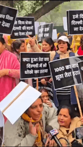 दरियागंज: पंजाब से आई महिलाओं ने केजरीवाल के आवास के बाहर प्रदर्शन किया