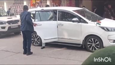 गोपालगंज: मुख्यमंत्री नीतीश कुमार की एक झलक पाने के लिए शहर के कचहरी रोड में उमड़ी भीड़