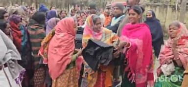 मखदुमपुर: पूर्वी सरेंन पंचायत में मुखिया ने ठंड के मद्देनजर कंबल और लकड़ी का वितरण किया