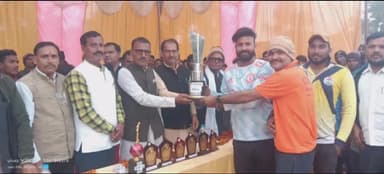 माडा: खरकटा प्रीमियर लीग में एसीसी सिंगरौली शूटर इलेवन को 9 विकेट से हराकर चैंपियन बनी