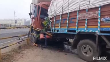 मुरैना: नेशनल हाईवे 44 पर आरटीओ बैरल के पास ट्रक की ट्रक से टक्कर, चालक घायल, पुलिस मौके पर पहुंची