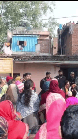 कालकाजी: लाल कुआं प्रेम नगर में आप प्रत्याशी सहीराम पहलवान ने जनता से की बातचीत