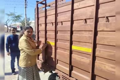 राजसमंद: डीटीओ ने फिटनेस सेंटर का निरीक्षण कर वाहनों पर रिफ्लेक्टर लगाए #rajsamand