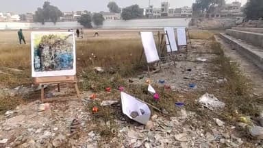 बीकानेर: बीकानेर के कलाकारों ने सूरसागर की दुर्दशा के विरोध में सूरसागर झील में किया अनोखा प्रदर्शन