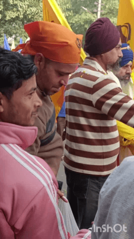 गौतम बुद्ध नगर: नोएडा के सेक्टर 12 में सिख समाज के कीर्तन का हिंदू, मुस्लिम और जैन समाज के लोगों ने फूल बरसाकर जोरदार स्वागत किया