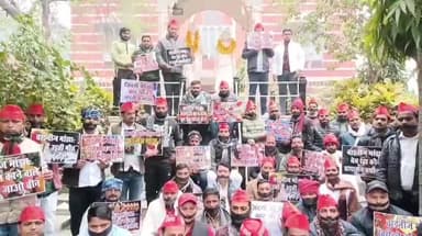 चाइनीज मांझे के खिलाफ सपा कार्यकर्ताओं ने टाउन हॉल गांधी प्रतिमा के पास रखा मौन उपवास, पूर्ण प्रतिबंध लगाने की रखी मांग