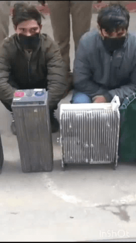 गौतम बुद्ध नगर: ढकिया बाबा वाले मंदिर के पास से पुलिस ने मोबाइल टावरों से चोरी करने वाले 2 चोरों को किया गिरफ्तार, चोरी का सामान बरामद