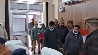 इटावा: सुनवारा के पास दो दिन पहले मिले युवक के शव के मामले में एसएसपी ने किया खुलासा, पत्नी और दो ममेरे भाई हुए गिरफ्तार