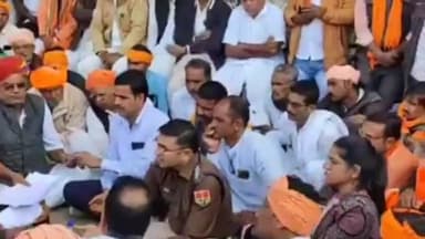 सायला: पोषाणा गांव में हुए डंपर हादसे से आक्रोशित लोग धरने पर बैठे, बाइक सवार 4 लोगों की हुई थी मौत