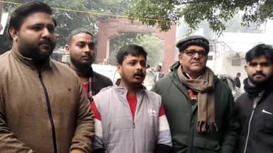 मुरादाबाद: राष्ट्रीय बजरंग दल ने पूर्व सांसद एसटी हसन पर माता पद्मावती का अपमान करने का आरोप लगाया, कलेक्ट्रेट पर किया प्रदर्शन