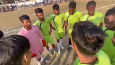 अररिया: सुभाष स्टेडियम में सीमांचल गांधी तस्लीमुद्दीन मेमोरियल फुटबॉल टूर्नामेंट के तीसरे मैच में मॉडर्न स्पोर्ट की टीम जीती