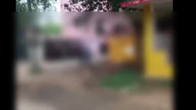 झांसी: पोस्टमार्टम घर के बाहर दो शख्स एक शव को पैरों में कपड़े बांधकर घसीटते हुए नजर आए, वीडियो हुआ वायरल