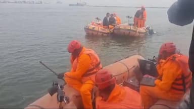 प्रयागराज: संगम क्षेत्र में एनडीआरएफ की टीम ने रेस्क्यू ऑपरेशन के दौरान नाव में डूब रहे 10 यात्रियों को बचाया