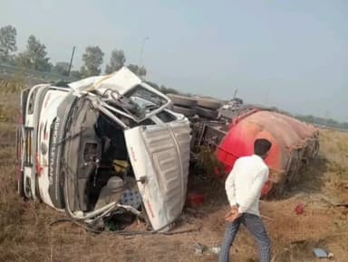 गरोठ: गरोठ क्षेत्र में दिल्ली-मुंबई हाईवे पर 6 दिन में तीसरा हादसा, केप्सूल वाहन पलटा