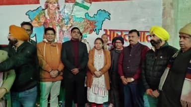 रायबरेली: शहीद स्मारक पर अपर जिलाधिकारी ने शहीद दिवस की पूर्व संध्या पर सई नदी किनारे दीप प्रज्वलित किए