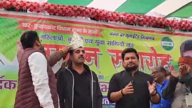 हथुआ: कुचायकोट विधायक मुकेश पाण्डेय को हथुआ स्थित आवास पर चांदी का मुकुट और गदा देकर सम्मानित किया गया