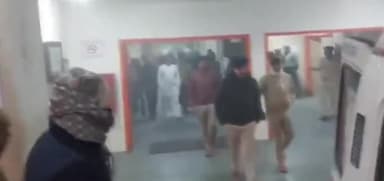 फुलवारी: अनशन पर बैठे प्रशांत किशोर को पटना एम्स ले गई पुलिस, समर्थकों ने किया हंगामा