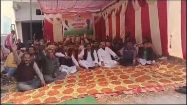 तमकुही राज: रामकोला चट्टी में कांग्रेस के पूर्व प्रदेश अध्यक्ष अजय कुमार लल्लू का धरना, NH727B में पड़ी जमीन के मुआवजे का मामला