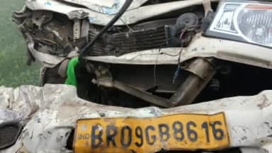 चेरिया बरियारपुर: खंजहापुर नौआ बांध के पास तेज रफ्तार पिकअप ने बस में मारी टक्कर