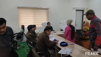 मुरैना: मां के साथ SP ऑफिस पहुंची बानमोर निवासी विवाहिता ने ससुराल वालों पर दहेज के लिए प्रताड़ित करने का लगाया आरोप, दिया आवेदन