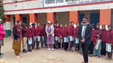 धौलपुर: सादिकपुर स्कूल में मां की याद में छात्राओं को स्वेटर का किया गया वितरण