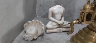 जबेरा: डूमर नेमिनाथ दिगंबर जैन मंदिर में हुई चोरी, पारसनाथ भगवान की मूर्ति को किया गया खंडित