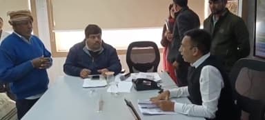 जबेरा: पुत्र की मृत्यु के बाद बहू से परेशान वृद्ध दंपति ने राष्ट्रपति से इच्छा मृत्यु की मांग की, कलेक्टर को ज्ञापन सौंपा