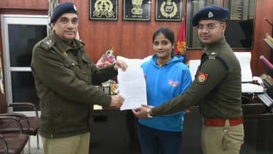 रामपुर: पुलिस कार्यालय में पुलिस अधीक्षक ने 1 युवती को मृतक आश्रित में महिला पुलिस कांस्टेबल पद का नियुक्ति पत्र प्रदान किया