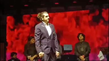 इटावा: नुमाइश पंडाल में मशहूर गायक सोनू निगम ने अपने गानों से जलवा बिखेरा, आधा पंडाल खाली नजर आया