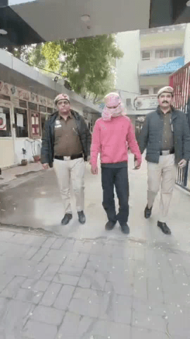 दिल्ली कैंटोनमेंट: नारायणा थाना पुलिस ने बाइक शोरूम में हुई चोरी के मामले में एक आरोपी को किया गिरफ्तार, 5 लाख रुपए और महंगा सामान बरामद