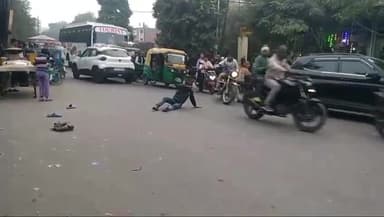 औरैया: कोतवाली क्षेत्र के ब्लॉक गेट के समीप शराबी ने सड़क पर मचाया उत्पात, वाहनों का लगा लंबा जाम