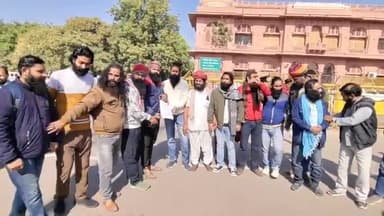 बीकानेर: ऊंट उत्सव में मिस्टर बीकाणा व मिस मरवण प्रतियोगिता समाप्त करने के विरोध में रोबीलों ने कलेक्ट्रेट में किया प्रदर्शन