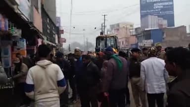 बेगूसराय: ट्रैफिक चौक पर नगर निगम का अतिक्रमण हटाओ अभियान, पुलिस बल तैनात