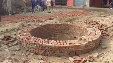 मुरादाबाद: रतनपुर कला में सन् 1980 से बंद पड़े कुएं की खुदाई प्रशासन ने जेसीबी से कराई, दोनों पक्षों की सहमति के बाद