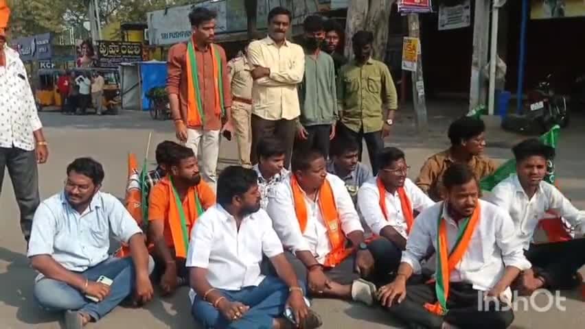 బాలాపూర్: మీర్‌పేటలో బీజేపీ కార్యాలయంపై కాంగ్రెస్ దాడిని నిరసిస్తూ ఆందోళన చేపట్టిన బీజేపీ, బీజేవైఎం నేతలు, కార్యకర్తలు