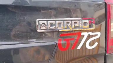 मुरादाबाद: ट्रैफिक पुलिस ने सिविल लाइन अंबेडकर पार्क के पास वाहन चेकिंग के दौरान सड़क पर अवैध रूप से खड़े वाहनों के चालान किए