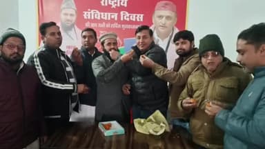 रामपुर: सांसद मौलाना मोहिबुल्लाह नदवी को झारखंड का प्रभारी नियुक्त किए जाने पर रामपुर में कार्यकर्ताओं ने बांटी मिठाईयां