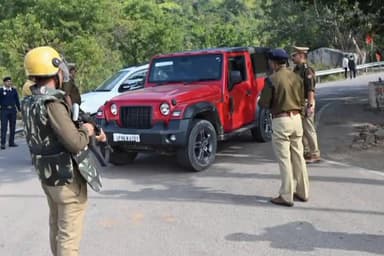 कर्वी: महाकुंभ के दृष्टिगत एसपी ने देवागंना बैरियर थाना कोतवाली कर्वी में संदेहास्पद व्यक्तियों और वाहनों की चेकिंग की