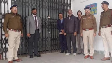 अररिया: इंडोर स्टेडियम परिसर स्थित ईवीएम वीवीपैट वेयरहाउस का डीएम और एसपी ने संयुक्त रूप से किया निरीक्षण