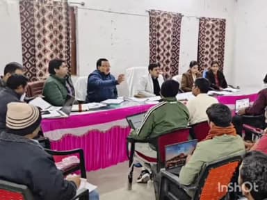 अधौरा: भगवानपुर प्रखंड परिसर में अधौरा के सभी राजस्व कर्मचारियों को डीएम ने दिए दिशा-निर्देश