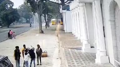 झांसी: बरुआ सागर के एक विवाह घर के बाहर ढोल बजाने वाले दो लोगों की दबंगों ने की मारपीट, घटना सीसीटीवी कैमरे में कैद