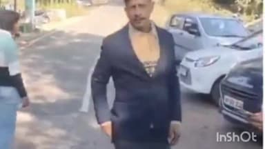 परागपुर: प्रागपुर बॉयज स्कूल के बाहर एक युवक बाइक पर स्टंट करते हुए गंभीर रूप से घायल