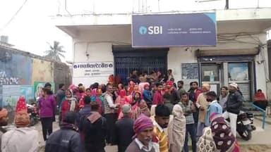 कुरसाकांटा: कुर्साकांटा स्टेट बैंक में केवाईसी के लिए लगी कतार, काम न होने पर कई लोग हुए मायूस