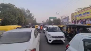 इटावा: चौधरी पंप पर रोडवेज बस खराब होने से माल गोदाम रोड पर देर शाम लगा भीषण जाम, ट्रैफिक पुलिस ने कड़ी मशक्कत के बाद खुलवाया