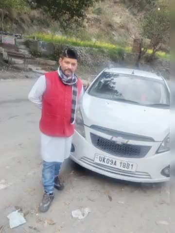 रोड से 2 फीट बाहर होने के बाद गाड़ी को ठोका जा रहा है 
चंबा शहर में किस तरह हमें टारगेट किया जा रहा है