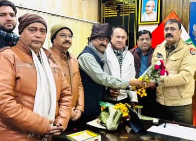 कानपुर: नवाबगंज में सर्राफा कारोबारी के यहां चोरी के खुलासे के बाद सर्राफा व्यापारियों ने डीसीपी सेंट्रल को किया सम्मानित