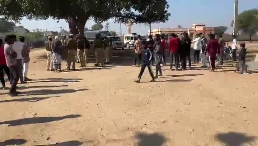सीकर जिले के सिंगरावट गाँव मे गोचर भूमि पर कुछ भू माफिया ने कब्जा किया था सात थानों कि पुलिस और प्रशासन ने कब्जा हटाया!